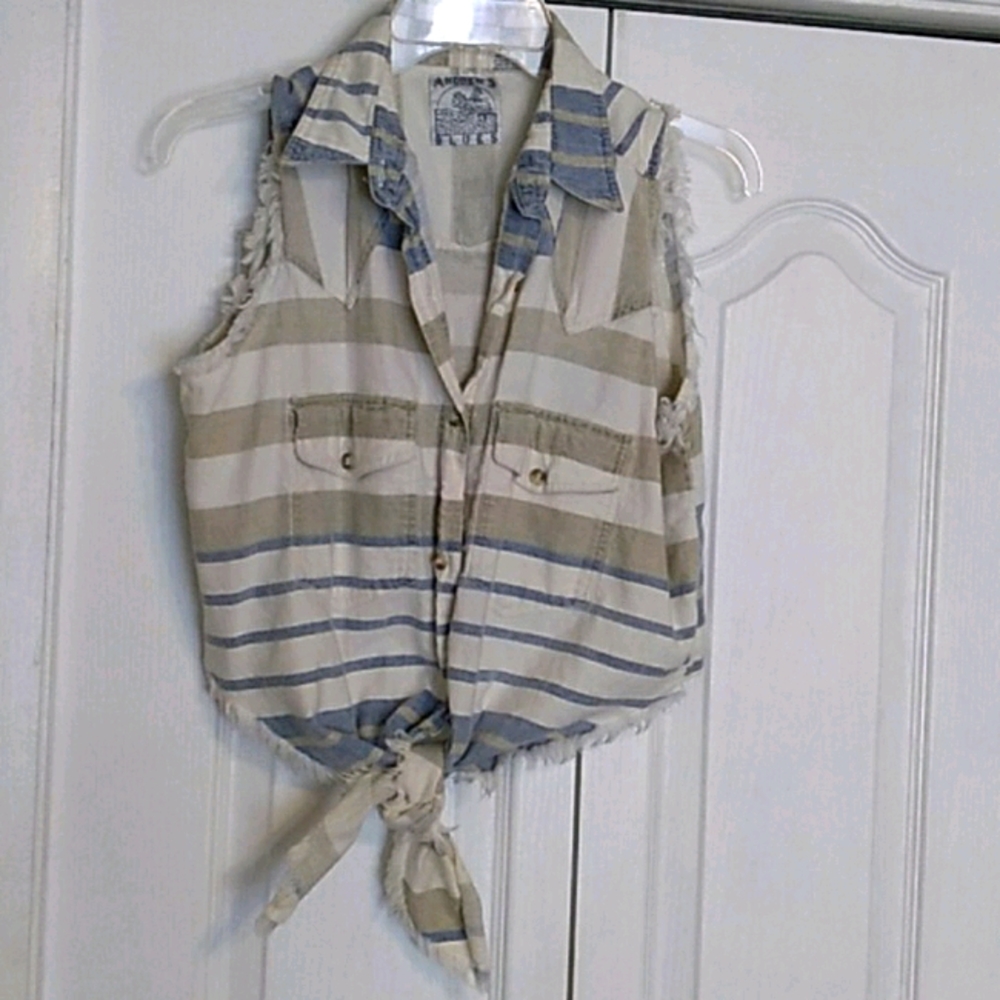 Cropped sleeveless tie front top